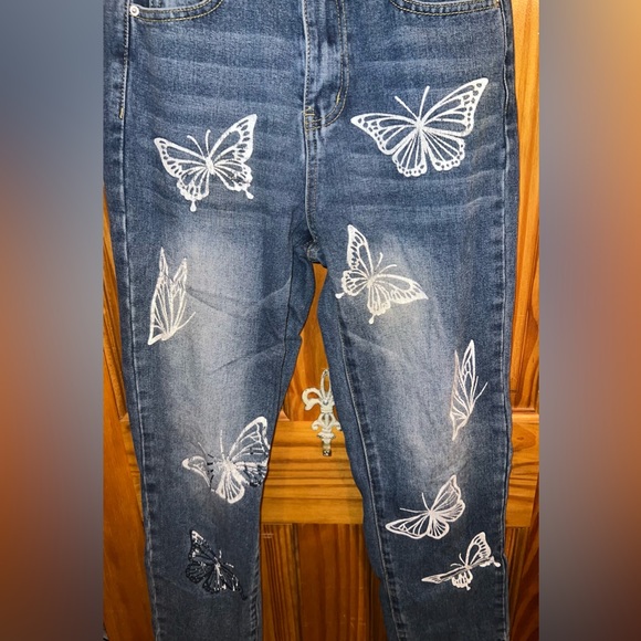 Cute Butterfly Denim Jeans Mom Cut Size Small - Picture 3 of 6